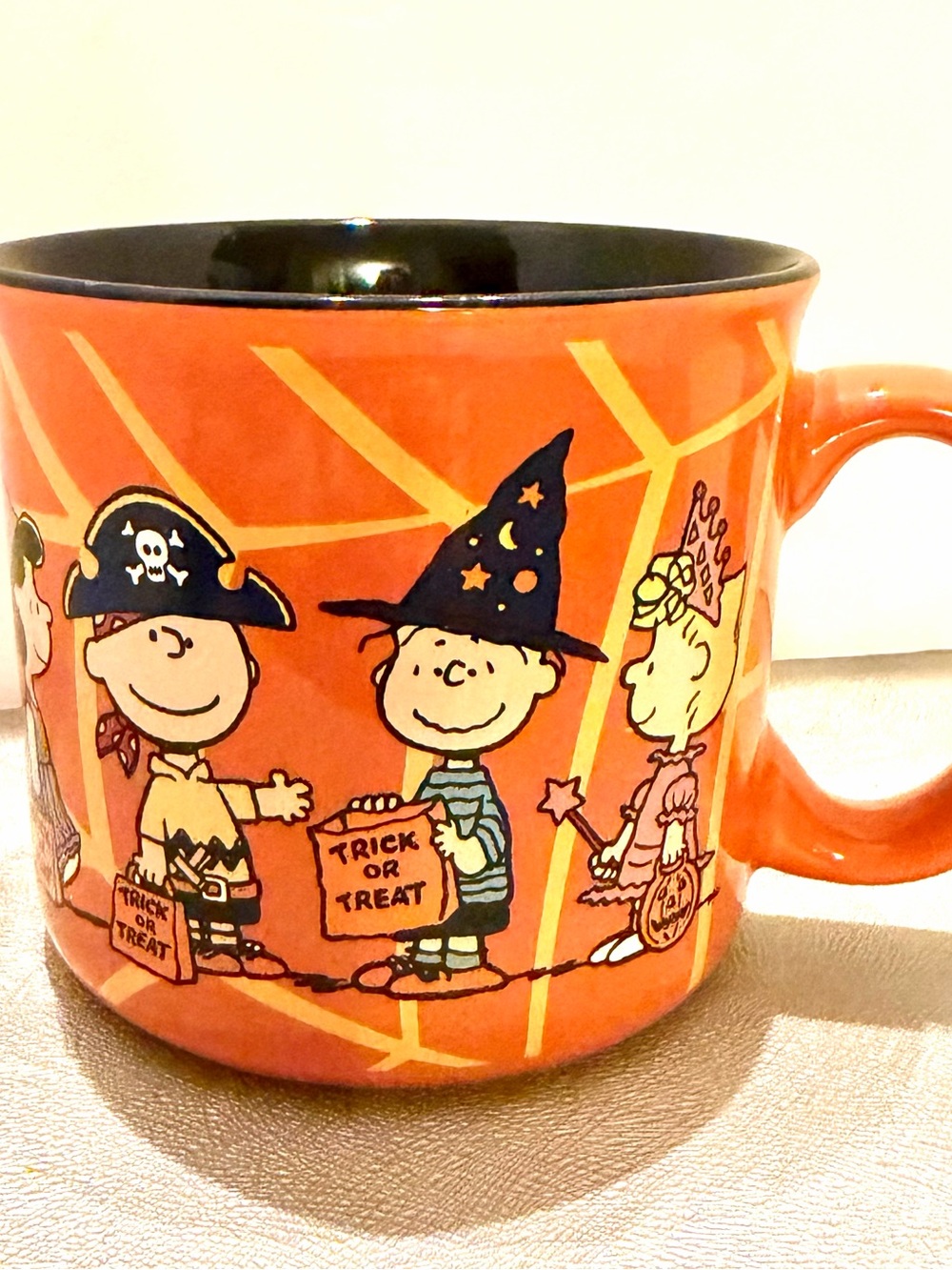 PEANUTS Halloween Trick-or-Treat Ceramic Mug. Orange and Black. NWOT.
